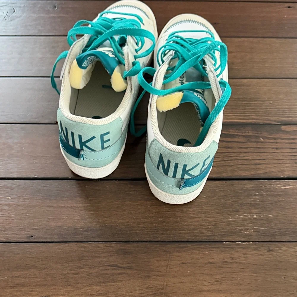 Nike Women’s Blazer Low ’77 Jumbo White Teal Green Leather Sneakers Size 11